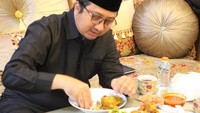 Gimana ga tembem atuh? hahaha... tulis Ustaz Yusuf Mansur pada unggahan fotonya saat makan. Asyiknya makan langsung menggunakan tangan. Foto: instagram @yusufmansurnew