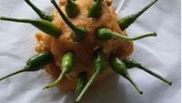 Tahu goreng satu ini punya bentuk unik. Ditusuk dengan banyak cabai, membuat tampilannya sekilas mirip virus corona. Tapi tetap ini adalah tahu goreng yang kriuk gurih.
