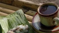 Menjadi ustaz terkenal tak menjadikan YM lupa pada makanan sederhana. Ia banyak membagikan momen saat ngopi sambil makan tahu goreng bahkan getuk yang dibungkus daun pisang. Foto: instagram @yusufmansurnew