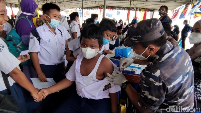 Program vaksinasi COVID-19 untuk anak-anak di Semarang digelar di kapal perang KRI Surabaya 591. Di sana anak-anak bisa melihat beragam alutsista yang dipajang.