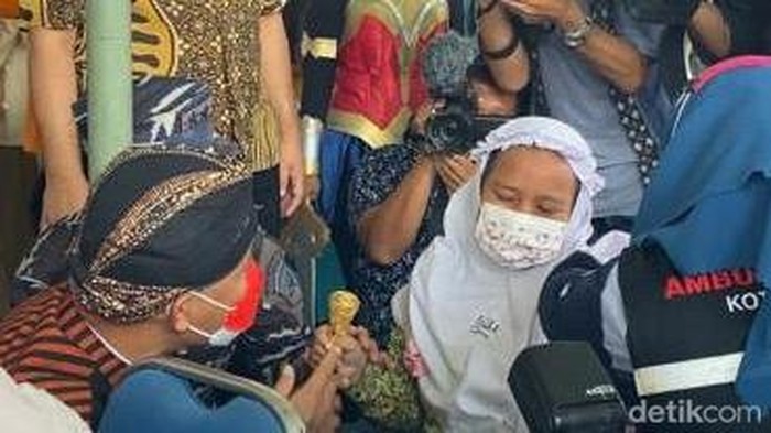 Program vaksinasi COVID-19 untuk anak-anak di Semarang digelar di kapal perang KRI Surabaya 591. Di sana anak-anak bisa melihat beragam alutsista yang dipajang.