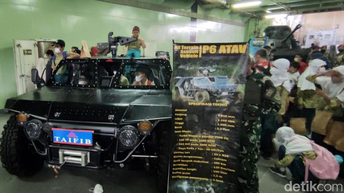 Program vaksinasi COVID-19 untuk anak-anak di Semarang digelar di kapal perang KRI Surabaya 591. Di sana anak-anak bisa melihat beragam alutsista yang dipajang.