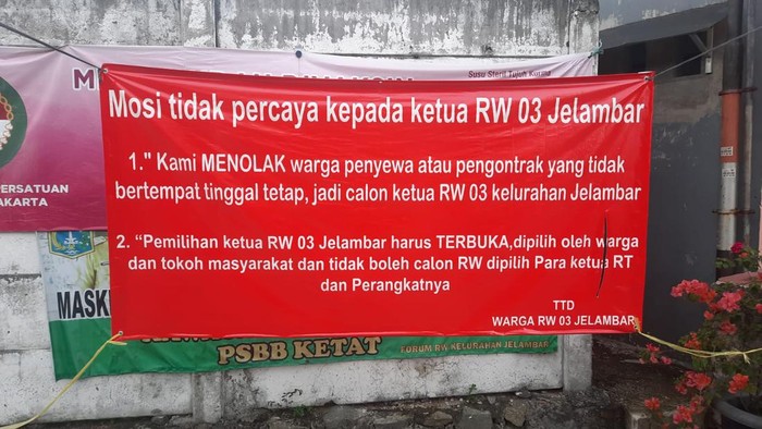 Spanduk mosi tidak percaya jelang pemilihan ketua RW di Jakbar (Karin-detikcom)