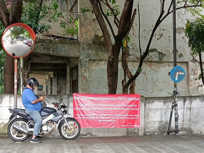 Spanduk mosi tidak percaya jelang pemilihan ketua RW di Jakbar (Karin-detikcom)