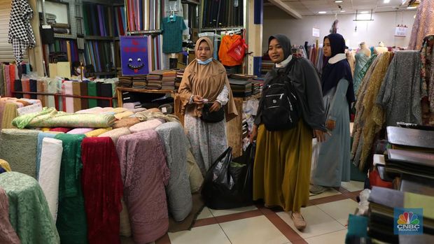 Pengunjung berbelanja di Pasar Tanah Abang, Jakarta, Kamis (6/1/2022). Pengelola Blok A Pasar Tanah Abang Jakarta Heri Supriyatna mengatakan pasarnya sudah mulai menggeliat dan terdapat peningkatan transaksi dagang sejak awal Desember 2021 sebesar 75-80 persen jika dibandingkan pada Desember 2020, karena dipengaruhi pelonggaran kebijakan PPKM serta momen mendekati bulan Ramadhan dan Lebaran tahun 2022. Dilokasi menurut Zaki (37) yang berjualan di Blok B Lt. Los F 