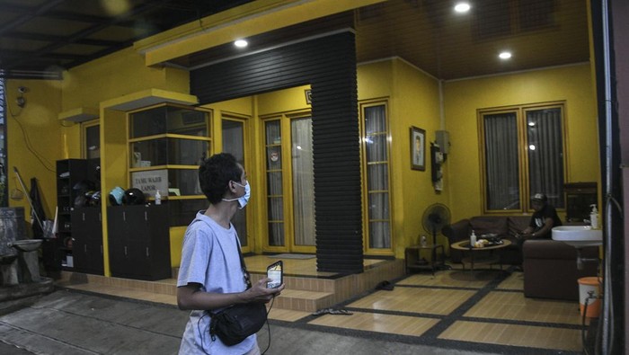 SUASANA RUMAH WALI KOTA BEKASI Seorang Jurnalis mengamati rumah Wali Kota Bekasi Rahmat Effendi di Pekayon, Bekasi, Jawa Barat, Rabu (5/1/2022). KPK membenarkan telah menangkap Wali Kota Rahmat Effendi dalam sebuah operasi tangkap tangan (OTT) di Kota Bekasi hari Rabu (5/1) siang. ANTARA FOTO/Fakhri Hermansyah/wsj.