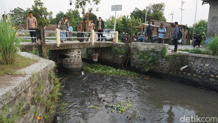 sungai ledeng berwarna merah darah