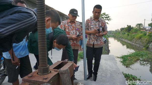 sungai ledeng berwarna merah darah