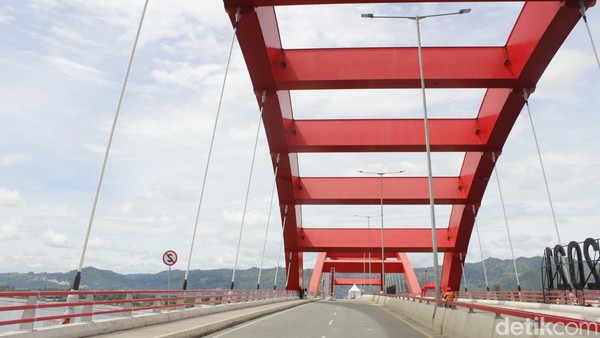 Jembatan ini menghubungkan dua daerah penting yakni Jayapura ke Distrik Muara Tami dan POS Lintas Batas Negara (PLBN) Skouw, Papua Nugini. Jembatan ini bisa memangkas durasi perjalanan dari Jayapura ke Skouw, yang semula 3,5 jam menjadi hanya setengah jam saja. (Yudha Maulana/detikTravel)