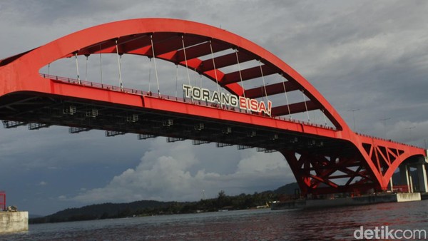 Perlu traveler ketahui, lengkungan-lengkungan baja jembatan ini dikirimkan dalam bentuk jadi dari Surabaya dan dikirimkan via jalur laut ke Jayapura. (Yudha Maulana/detikTravel)