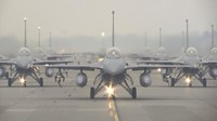 Pilot Angkatan Udara Taiwan melakukan latihan pada hari Rabu (5/1/2022) untuk mensimulasikan intersepsi pesawat China ke zona identifikasi pertahanan udara Taiwan. Latihan simulasi perang ini merupakan bagian dari latihan militer selama tiga hari untuk menunjukkan kesiapan tempur Taiwan menjelang masa liburan Tahun Baru Imlek pada akhir bulan ini.