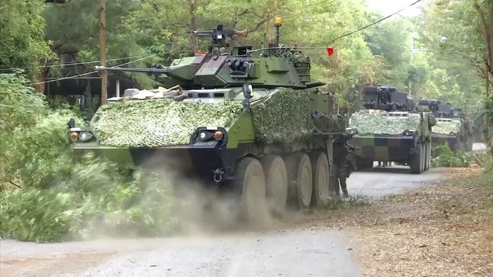 Taiwan Gelar Latihan Perang Libatkan Jet Tempur In this image taken from video, Taiwanese soldiers prepare to enter a building during an urban warfare drill in Kaohsiung in southern Taiwan, Thursday, Jan. 6, 2022. Members of Taiwan's Army Infantry Training Command in the southern city of Kaohsiung simulated an urban warfare confrontation in a drill on Thursday. (AP Photo)