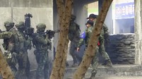 Anggota Komando Pelatihan Infanteri Angkatan Darat Taiwan di kota selatan Kaohsiung membuat simulasi konfrontasi perang perkotaan dalam latihan.
