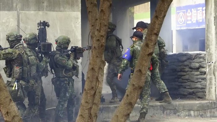 Taiwan Gelar Latihan Perang Libatkan Jet Tempur In this image taken from video, Taiwanese soldiers prepare to enter a building during an urban warfare drill in Kaohsiung in southern Taiwan, Thursday, Jan. 6, 2022. Members of Taiwan's Army Infantry Training Command in the southern city of Kaohsiung simulated an urban warfare confrontation in a drill on Thursday. (AP Photo)