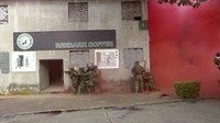 Tentara Taiwan bersiap memasuki sebuah gedung selama latihan perang kota di Kaohsiung di Taiwan.