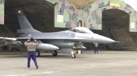 Personel Angkatan Udara Taiwan berebut untuk lepas landas dengan jet tempur F-16V selama latihan di Chiayi di barat daya Taiwan, Rabu, (5/1/2021). Salah satu fokus dalam latihan itu adalah mencegat pesawat-pesawat militer China yang terbang mendekati wilayah Taiwan.