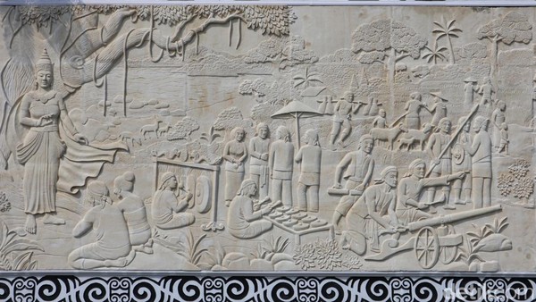Di taman ini juga terdapat relief raksasa yang memiliki panjang sekitar 30 meter dan tinggi 4 meter. Relief ini menceritakan tentang peristiwa-peristiwa yang pernah terjadi di Majalengka sejak abad 13 hingga 18. (Bima Bagaskara/detikTravel)