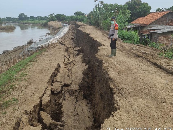 Tanggul Sungai Citarum di Bekasi ambles (Dok Polsek Cabangbungin)