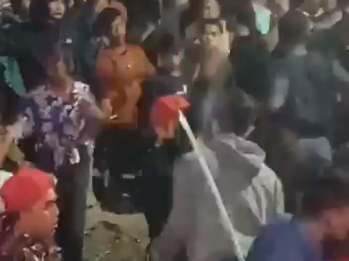 Tangkapan layar video viral pria membawa samurai panjang di acara dangdutan