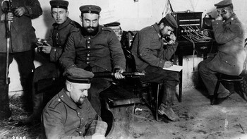 Operator tentara Jerman mengoperasikan telegraf di Warsawa, Polandia (1/10/1914). Telegram populer satu abad setelah penemuan telegraf.  (Photo by Hulton Archive/Getty Images)