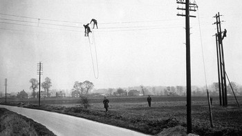 Para petugas melakukan perawatan kabel telegraf di Didcot, Berkshire, Inggris (27/3/1930).  (Photo by E. F. Corcoran/Topical Press Agency/Getty Images)