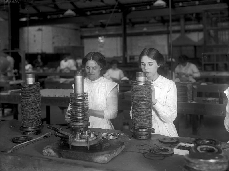 Trainee wireless telegraph operators at Marconi House, London, 18th March 1913.  (Photo by Topical Press Agency/Hulton Archive/Getty Images)