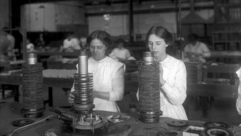 Pekerja melilitkan kawat resistor di pabrik Marconi Wireless Telegraph Works, Essex, Inggris, 1916. (Foto oleh Topical Press Agency/Getty Images)