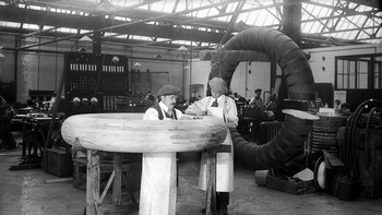 Pekerja melilitkan kumparan magnet di pabrik Marconi Wireless Telegraph Works, Essex, Inggris, 1916. (Foto oleh Topical Press Agency/Getty Images)