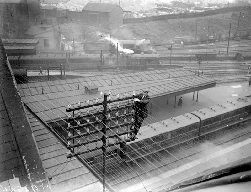 Trainee wireless telegraph operators at Marconi House, London, 18th March 1913.  (Photo by Topical Press Agency/Hulton Archive/Getty Images)