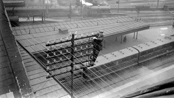 Pekerja melakukan perawatan kabel telegraf di atas peron Stasiun King Cross, London, Oktober 1929. (Foto oleh Fox Photos/Getty Images)