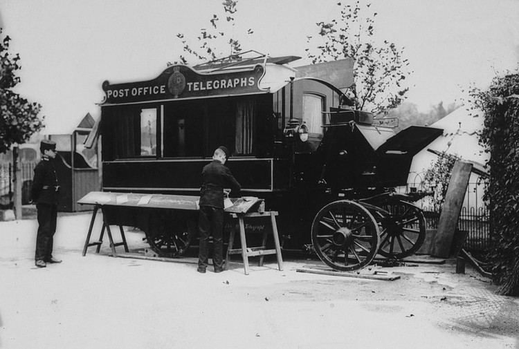 Telegraf telegram Trainee wireless telegraph operators at Marconi House, London, 18th March 1913. (Photo by Topical Press Agency/Hulton Archive/Getty Images)
