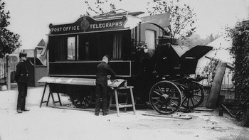 Mobil khusus melayani pengiriman surat dan telegram di London, Inggris, (1/7/1907). Saat itu, sudah mencakup pengiriman telegram ke luar negeri yakni ke Afrika Selatan. (Photo by Topical Press Agency/Getty Images)