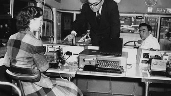 Politisi Inggris, Charles Hill (1904 - 1989), berbicara kepada operator telegraf di Kantor Pos Pusat King Edward, London, (26/4/1956). (Photo by Fred Ramage/Keystone/Hulton Archive/Getty Images)