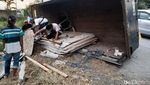 Truk Bermuatan Marmer Terguling di Klaten