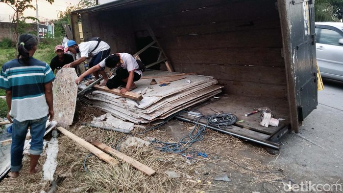 Truk Bermuatan Marmer Terguling di Klaten Truk nomor polisi S 9714 A terguling di jalan Pakis- Daleman, Desa Pandanan, Kecamatan Wonosari, Klaten, Jawa Tengah. Truk tersebut bermuatan puluhan lembar marmer cetakan.