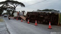 Truk dari arah timur (Sukoharjo) tersebut terguling setelah menghindari tabrakan dengan mobil dari barat (Klaten).