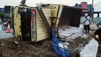 Muatan lembaran marmer berukuran sekitar 3 x1,5 meter di dalamnya sebagian pecah berantakan. Tidak ada korban dalam kejadian itu.