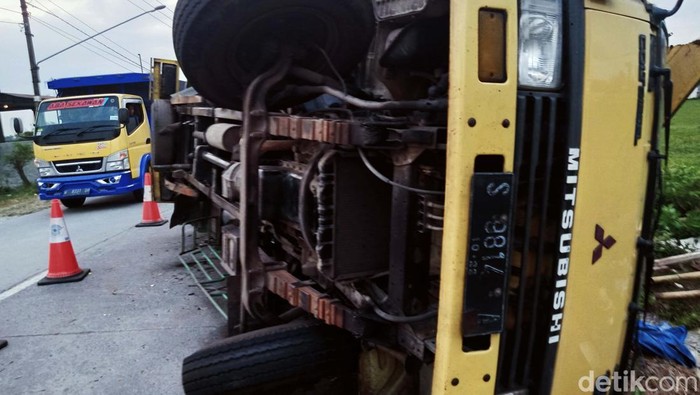 Truk Bermuatan Marmer Terguling di Klaten Truk nomor polisi S 9714 A terguling di jalan Pakis- Daleman, Desa Pandanan, Kecamatan Wonosari, Klaten, Jawa Tengah. Truk tersebut bermuatan puluhan lembar marmer cetakan.