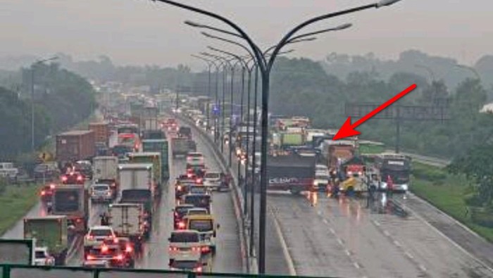 Truk melintang di Km 54 Tol Jakarta Cikampek