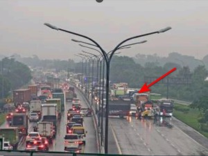 Ada Truk Melintang di Km 54 Tol Jakarta Arah Cikampek, Lalin Macet
