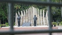 13 lainnya selain Tugu Proklamasi yakni, Lapangan Golf Rawamangun, Gedung Bank Indonesia Kebon Sirih, Gedung Kantor Pusat Garuda Indonesia Jalan Kebon Sirih, Gedung Tjipta Niaga, Rumah Proklamasi, Tugu Peringatan Proklamasi, Gedung Perintis Kemerdekaan, Gudang Amunisi Petukangan, Kompleks Bangunan Vincentius Putri, Bangunan 1, Bangunan 2, dan Bangunan 3 dalam Kompleks Perusahaan Umum Produksi Film Negara, Stasiun Jatinegara, Jembatan Kereta Jalan Matraman Raya dan Jembatan Kereta Terowongan Tiga.