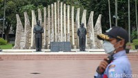 Petugas keamanan tengah melakukan pengecekan di kawasan Tugu Proklamasi, Jakarta, Jumat (7/1/2022). Pemprov DKI Jakarta telah menetapkan 14 cagar budaya sepanjang tahun 2020-2021.