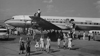 Penumpang turun dari pesawat Pan Am di Bandara Ankara, Turki, (25/7/1958).  Pada 25 September 1950, Pan Am telah membeli AOA dari Amerika dan mendapatkan layanan ke Amsterdam-Belanda, Kopenhagen-Denmark, Helsinki-Finlandia, dan Berlin-Frankfurt serta kota-kota lain di Jerman. (Getty Images/Stroud)