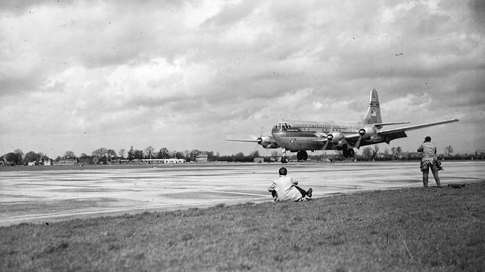 4th April 1949:  The Pan American World AIrways Clipper 'America' class Boeing Stratocruiser 'Flying Cloud' lands at London Airport. At 110 feet long, with a wingspan of 141 feet, this 71 ton, four-engine American double-decker aircraft is the largest commercial landplane in the world. It is intended to fly between London and New York, carrying a total of 75 passengers.  (Photo by Hudson/Topical Press Agency/Getty Images)