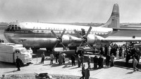 Kemudian tahun 1950-an Pan Am menawarkan layanannya ke seantero dunia. Sebelumnya, pada 1938, Pan Am mencatat rute bersejarah, terbang melintasi Atlantik dengan layanan reguler. Tampak foto pesawat Pan Am di London, Inggris, (4/4/1949) usai melintasi Atlantik. (Getty Images/Topical Press Agency