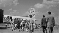 Penumpang mengantri masuk ke pesawat di Bandara Ankara, Turki, (25/7/1958). Selain itu, Pan Am juga kian ketat bersaing dengan maskapai yang berekspansi ke pasar luar negeri dari rute domestik yang luas. Tahun 1980, Pan Am memperoleh National Airlines yang berbasis di Miami guna menciptakan sistem domestik dengan cepat. (Getty Images/Stroud)