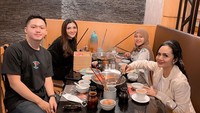Tak canggung, bahwa Ashanty juga kerap mengajak Krisdayanti untuk makan bersama di restoran. Seperti pada foto ini, mereka asyik menyantap shabu-shabu. Foto: Instagram @ashanty_Ash