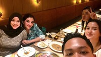 Soal kuliner, Ashanty memang kerap kali menyambangi restoran-restoran mewah. Biasanya ia selalu mengajak keluarga kecilnya untuk makan bersama. Foto: Instagram @ashanty_Ash