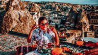 Kunjungannya ke Cappadocia ternyata bukan kali pertamanya. Sebelumnya ia juga pernah mampir ke Cappadocia sambil menikmati hidangan khas Turki. Foto: Instagram @ashanty_Ash