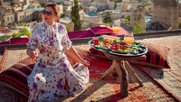 Begitu juga pada momen ini, Ashanty tampak menikmati hidangan dan jus jeruk sambil menikmati pemandangan indah di Cappadocia. Foto: Instagram @ashanty_Ash